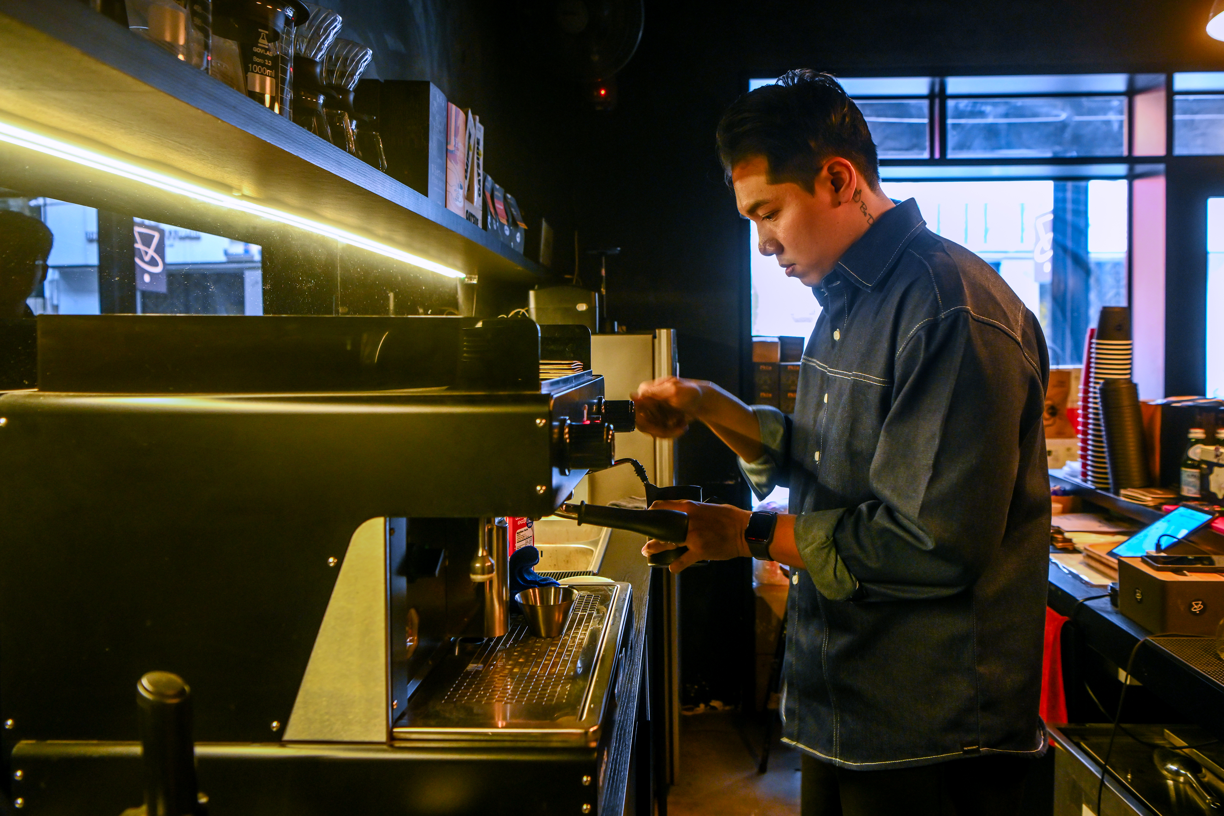Barista Việt vẽ hình rồng trên ly cà phê