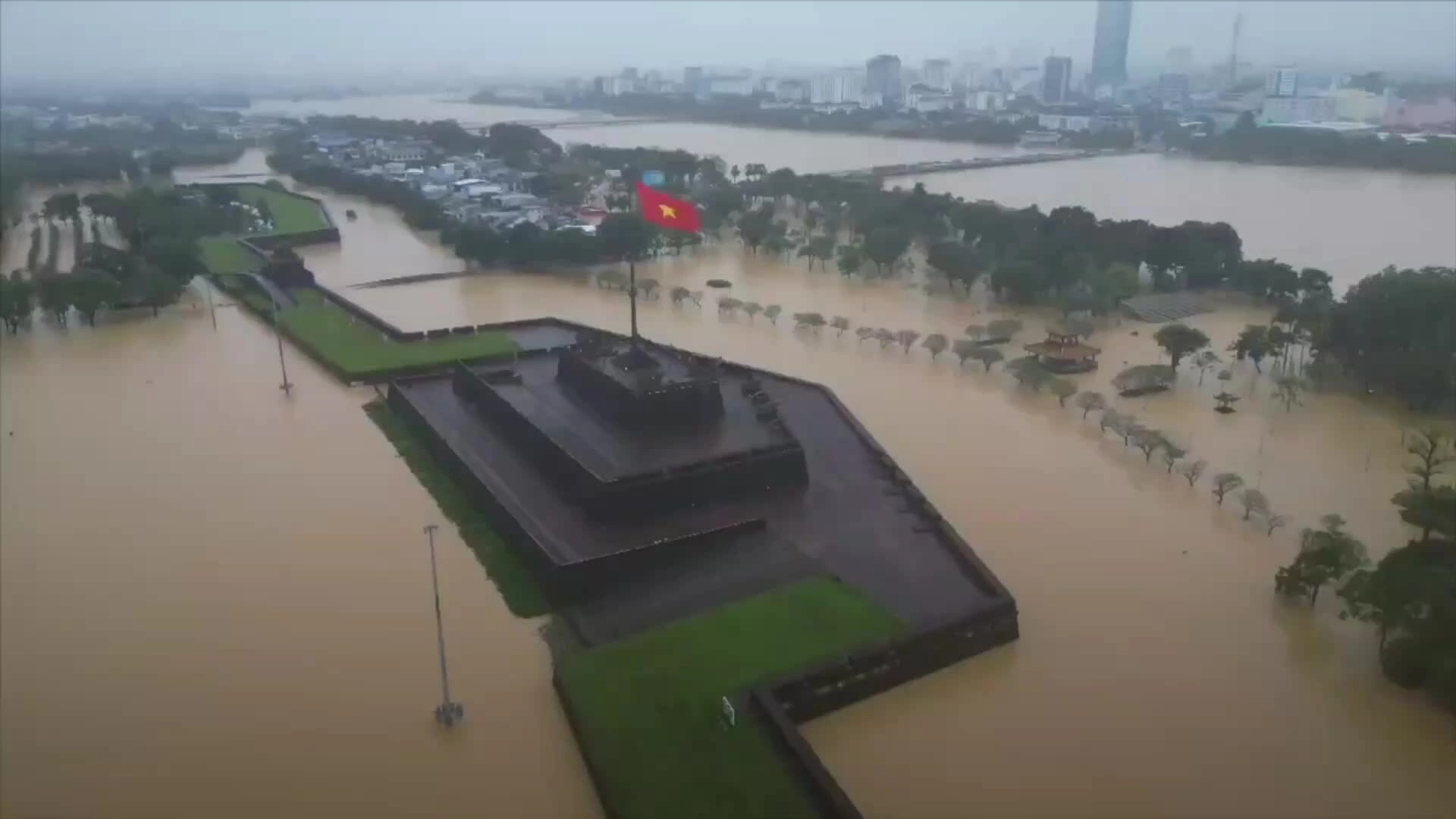 Video kinh thành Huế ngập