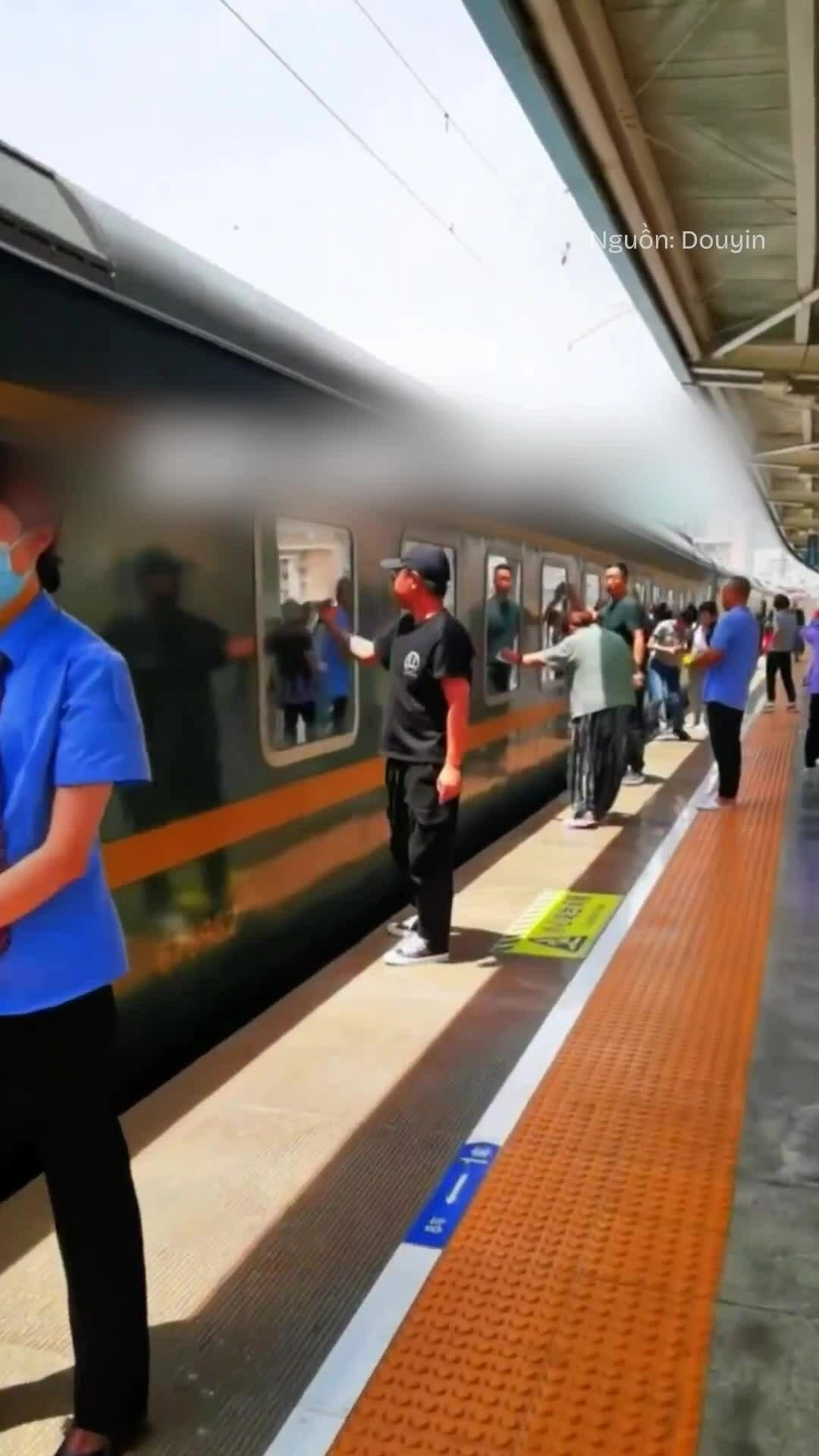 Chuyến tàu khiến hành khách phải tự lau cửa kính ở Trung Quốc