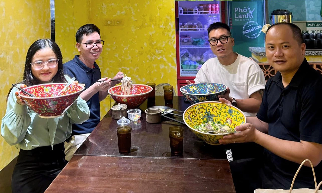 Khách ăn phở đựng trong bát sứ 3 triệu đồng