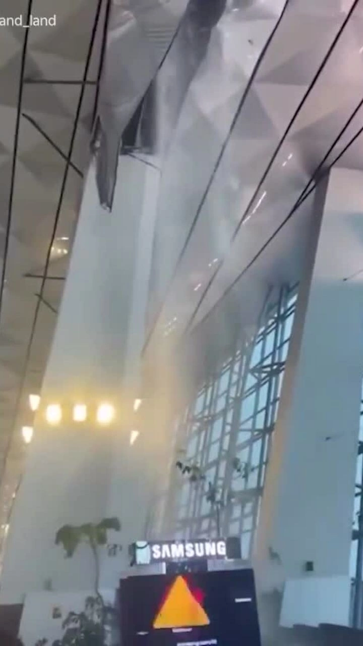 Nước đổ như thác trong nhà ga sân bay lớn nhất Indonesia