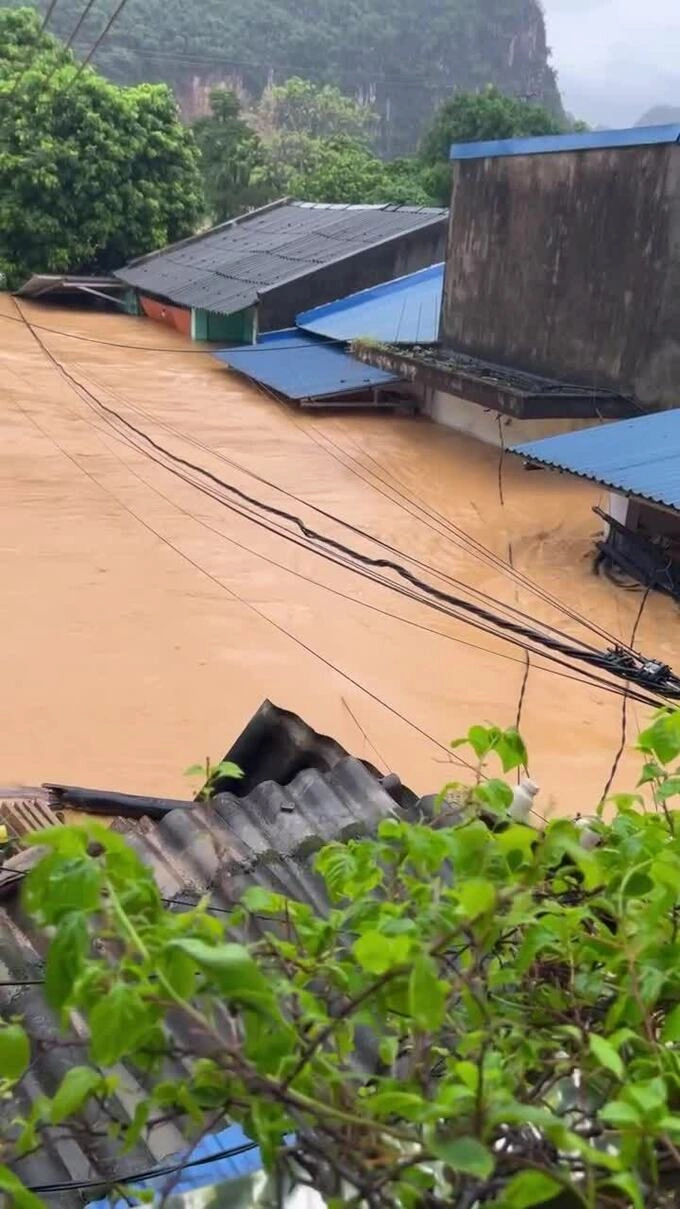 Engulf Families trapped on rooftops as floods engulf Thai Nguyen overnight ...