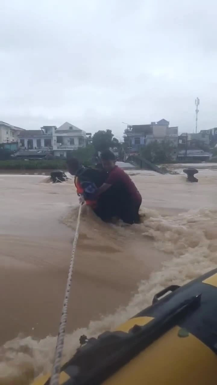 Đội cứu hộ Thái Nguyên giăng dây, cõng dân vượt lũ Huế