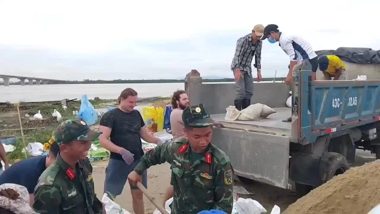 Chuyến du lịch Việt Nam 'nhớ đời' của hai chàng trai New York