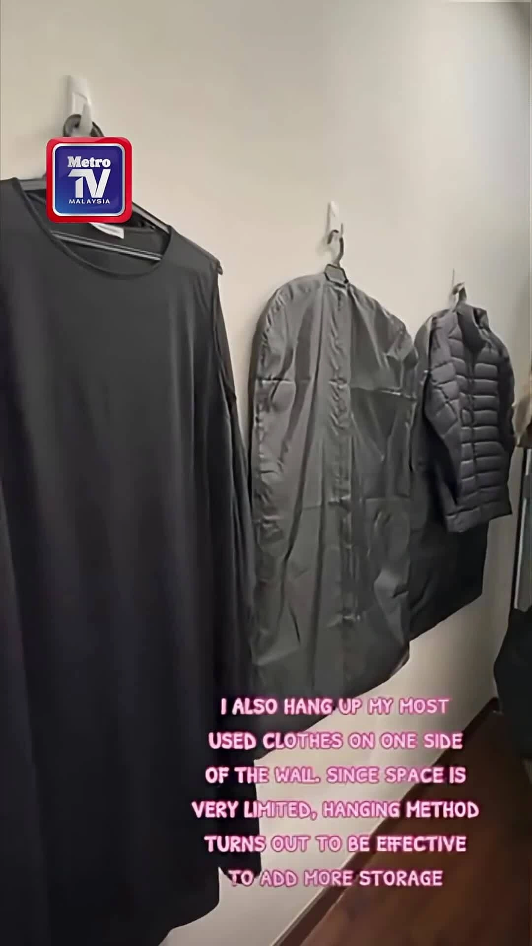 Vợ chồng tiến sĩ sống trong căn phòng hơn 4m2 với 7 bộ đồ