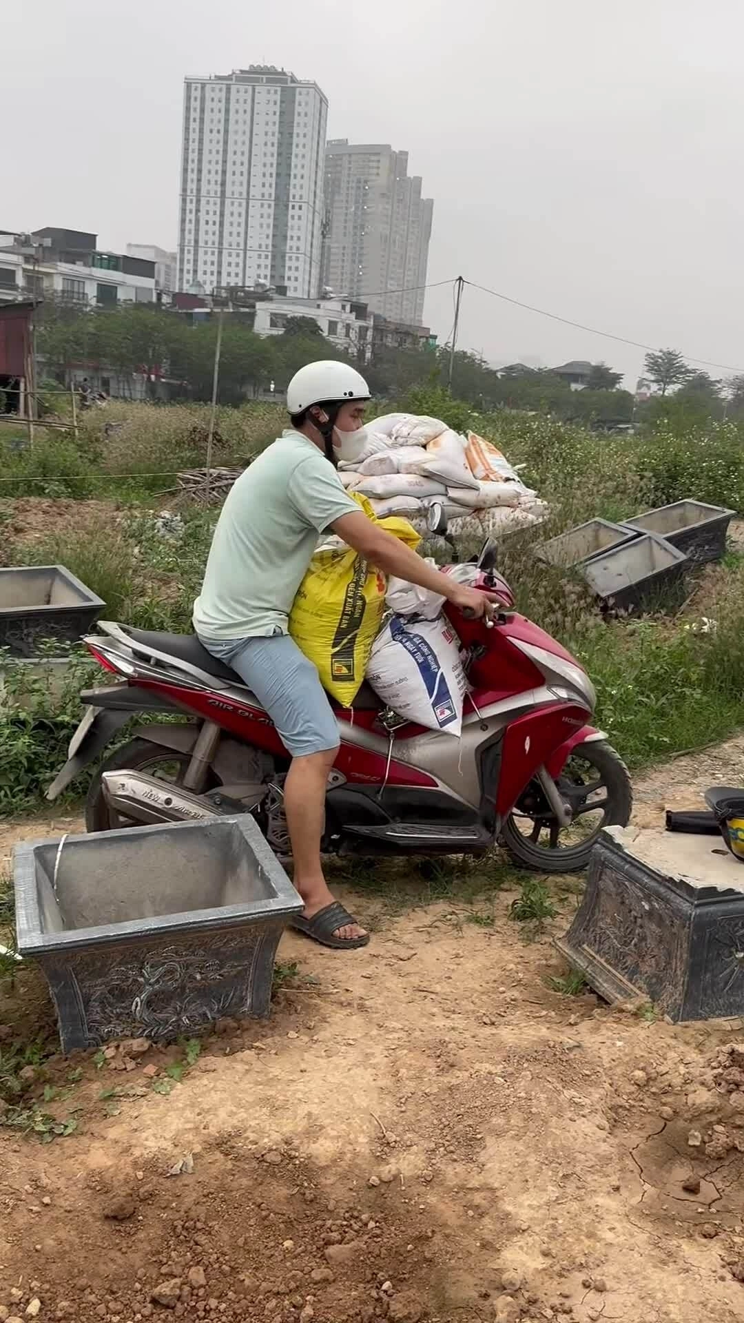 Cõng 200 bao đất lên sân thượng làm vườn