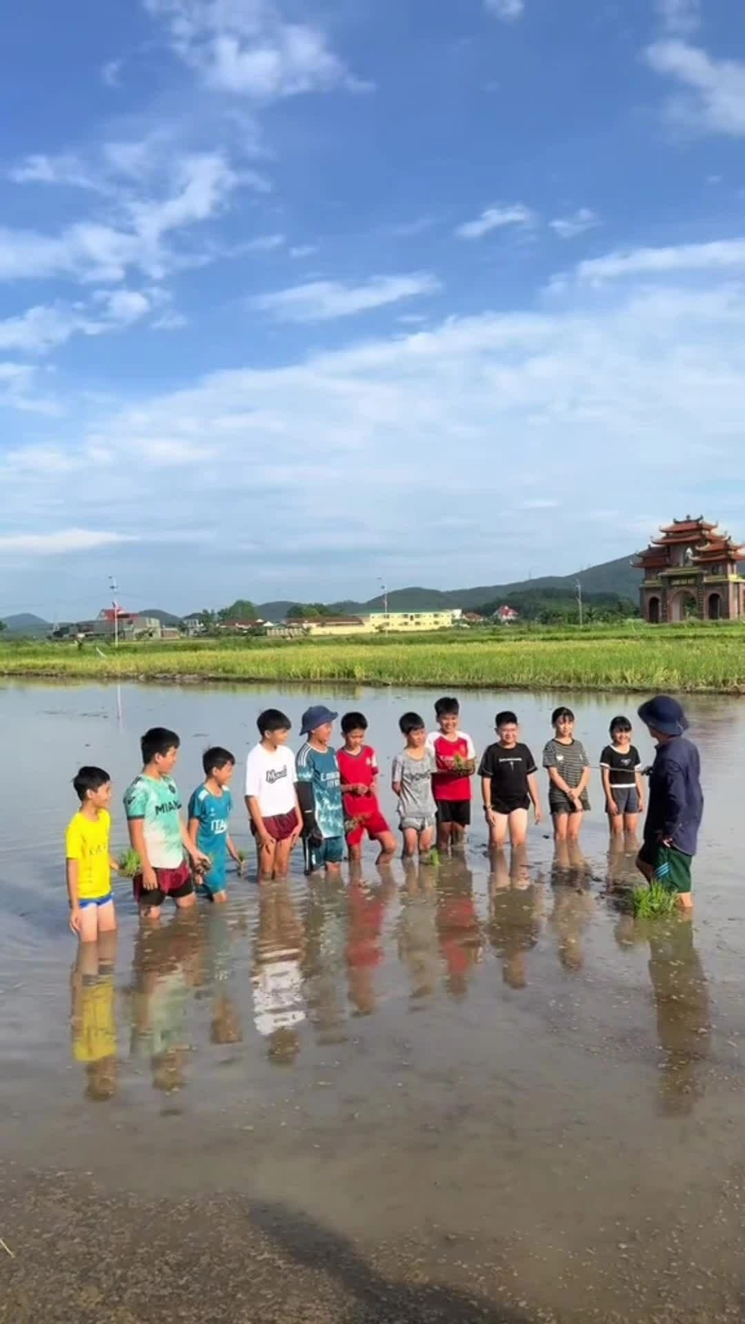 Lớp học cấy lúa, bắt ốc miễn phí cho 'khối nghỉ hè'