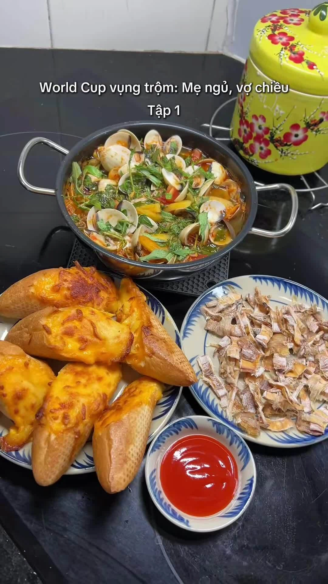 Những bà vợ nấu món nhậu cho chồng xem World Cup