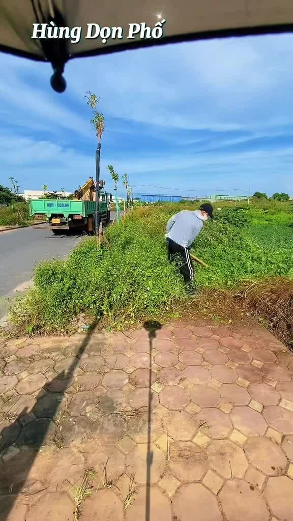 Người trẻ 'rủ nhau' xách máy cắt cỏ dọn vỉa hè