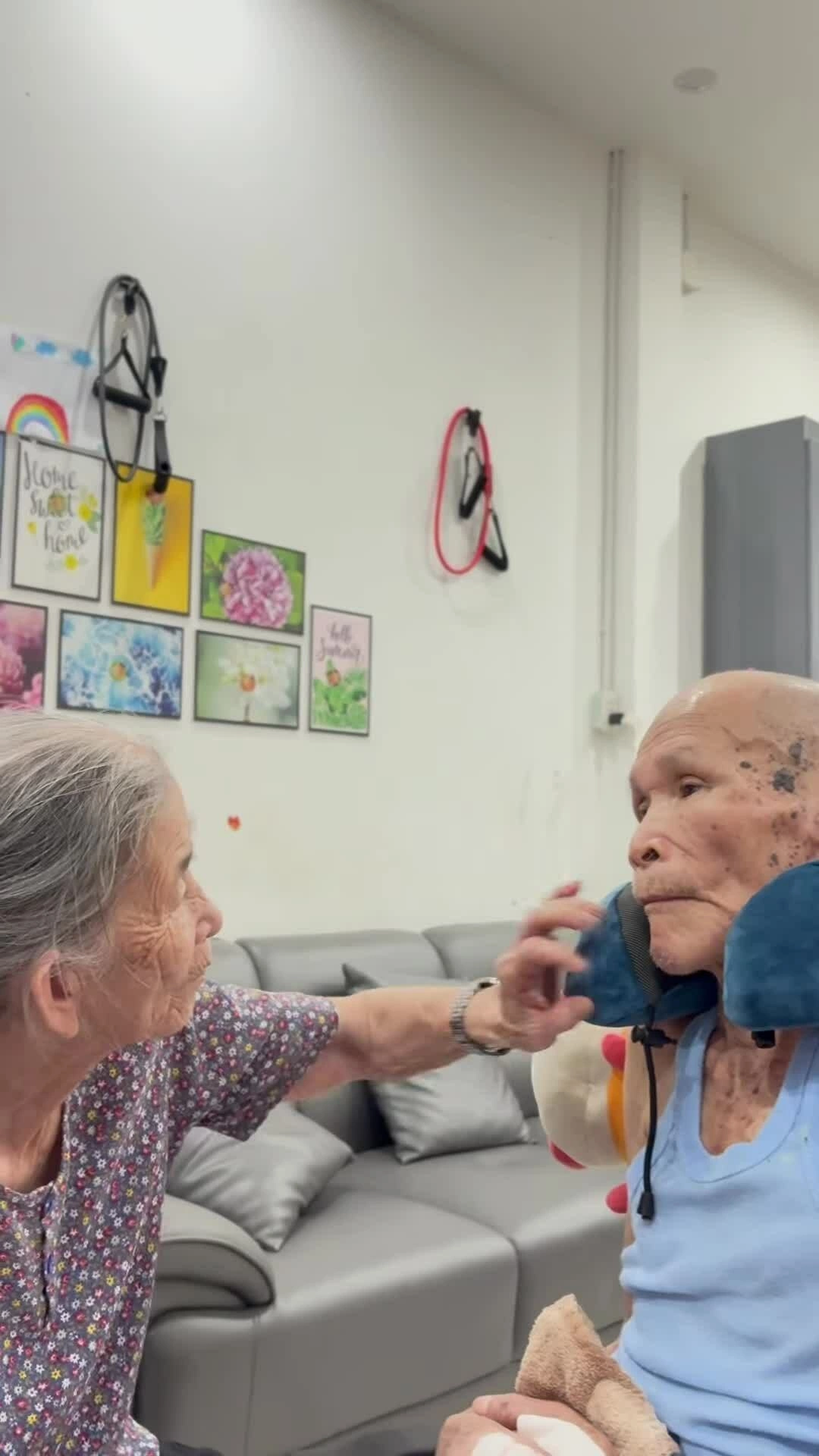 Vợ chồng ở xóm núi nuôi 8 con thành tài