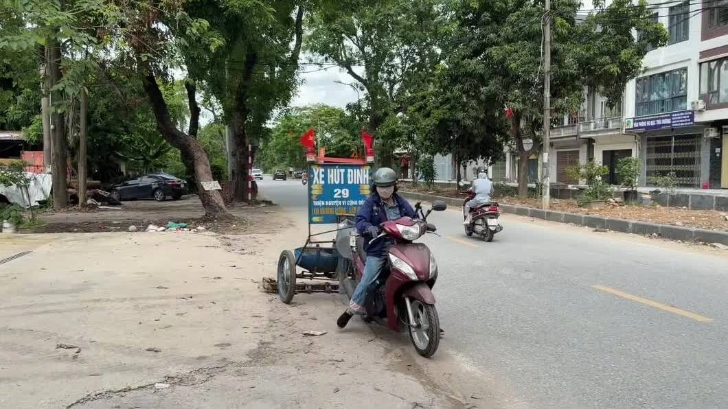 Nữ đầu bếp hút đinh vít, làm sạch mặt đường Thủ đô