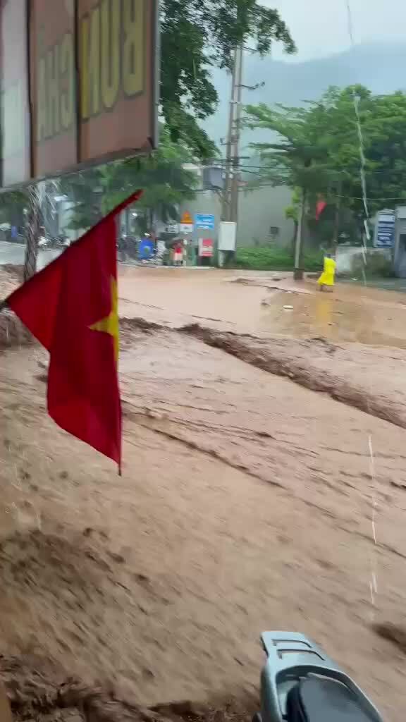 3 tiếng chạy lũ của người dân Sơn La