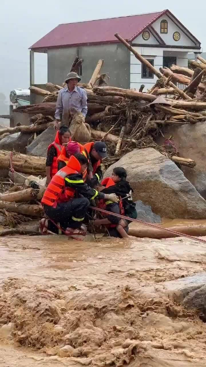 Ba tiếng mắc kẹt chờ cứu giữa lũ quét