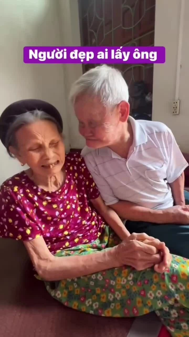 Cụ ông 100 tuổi chăm vợ