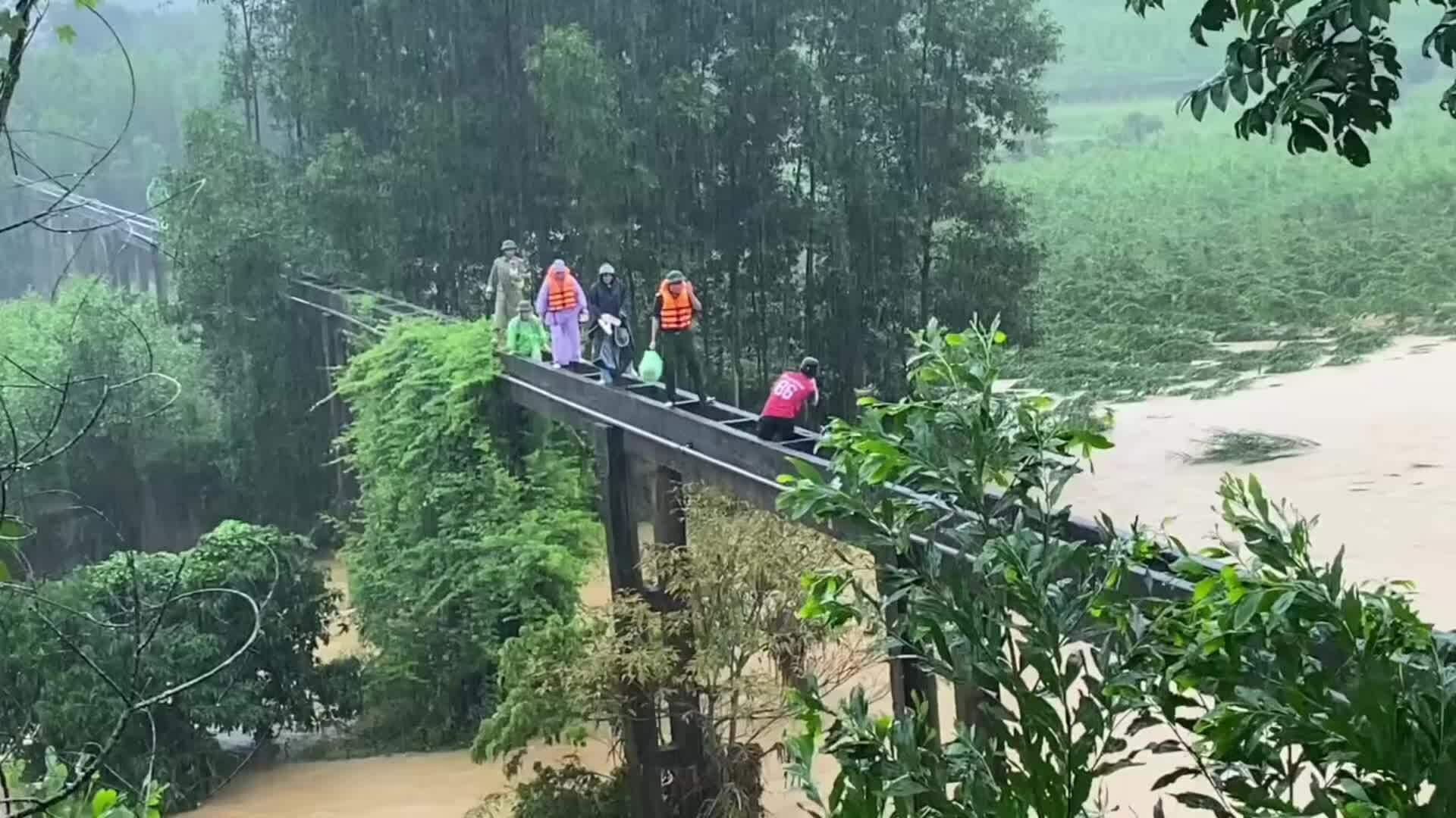 Bò qua mương nước lũ chảy xiết đi đỡ đẻ cho sản phụ