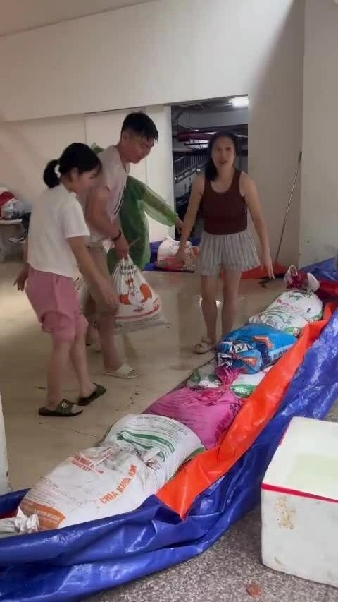 Dân ở 'rốn ngập' Thủ đô lạ lẫm khi nơi sống không ngập, nước rút nhanh