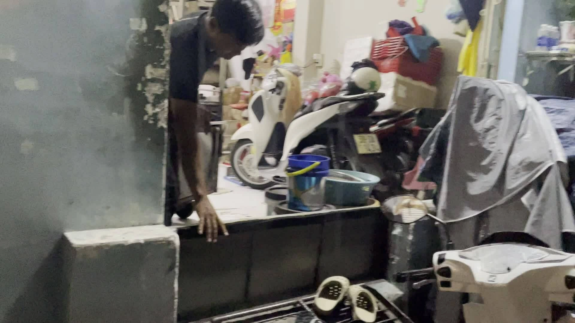 Xóm 'trũng' ở TP HCM dựng vách sắt chống ngập