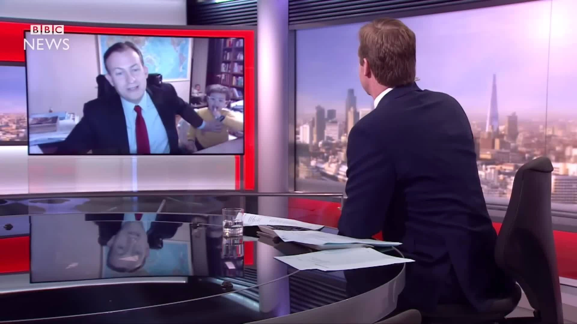 'Ông bố BBC' đăng ảnh gia đình sau 9 năm gây bão mạng