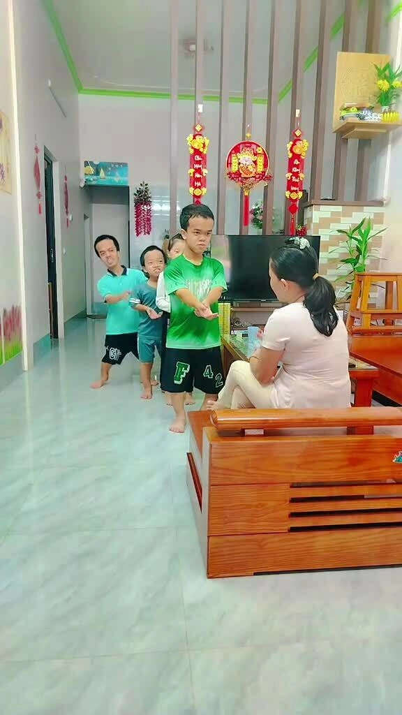Cuộc sống của người vợ có chồng và hai con trai tí hon