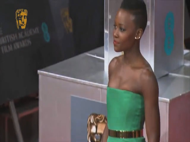 Lupita Nyong'o lộng lẫy ở thảm đỏ BAFTA 2014