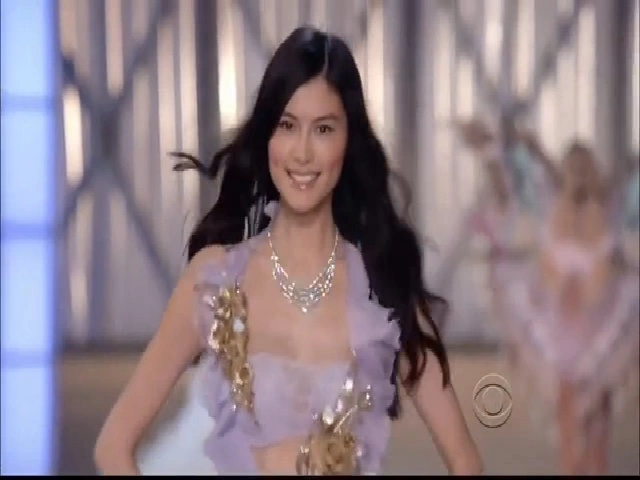 Hà Tuệ diễn Victoria's Secret