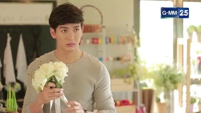 Push Puttichai và Gypso Ramita trong phim "Nhẫn hoa"
