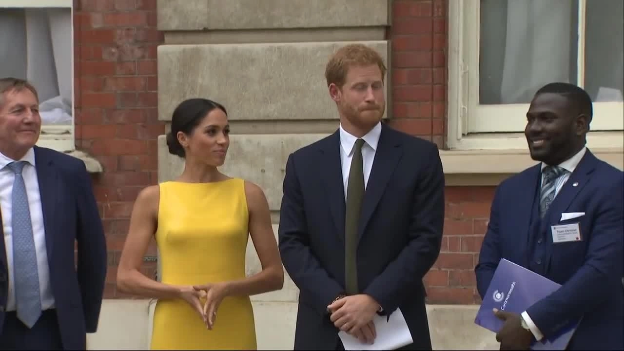 Meghan Markle diện váy vàng