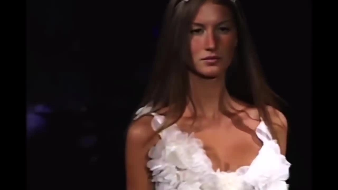 Gisele Bundchen diễn cho Victoria's Secret từ 1999 đến 2006