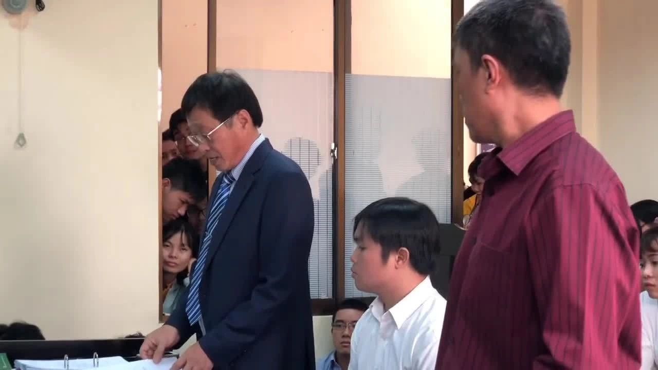 Họa sĩ Lê Linh và luật sư bị đơn phản biện nhau trong phiên tòa