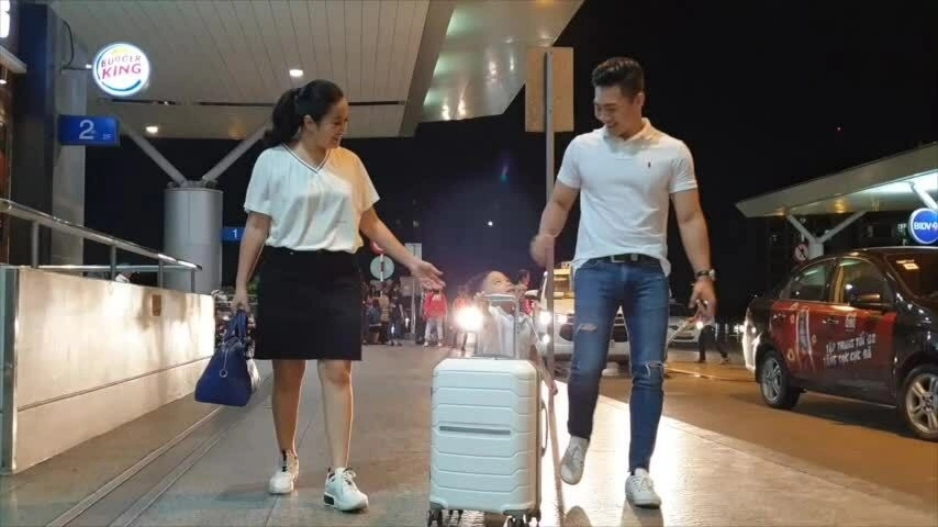Quốc Cơ tiễn vợ đi học ở Hàn Quốc