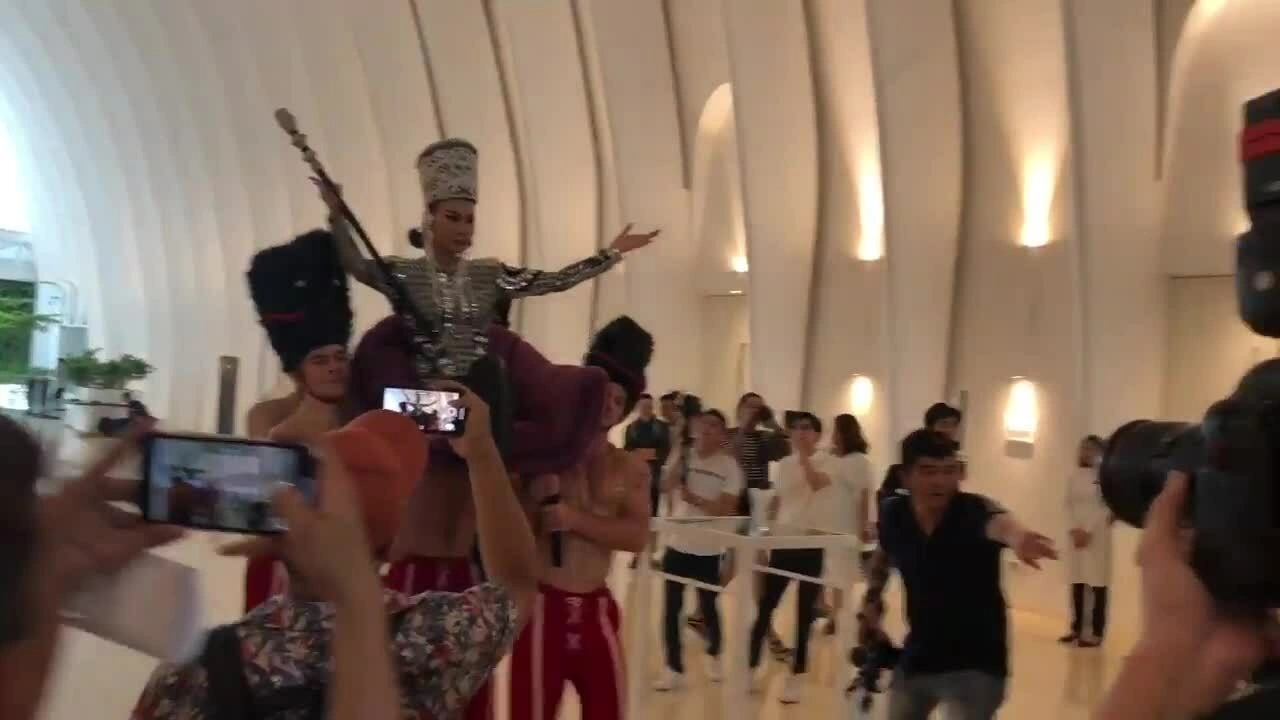 Thu Minh ngồi ghế, được bốn người khiêng ra họp báo