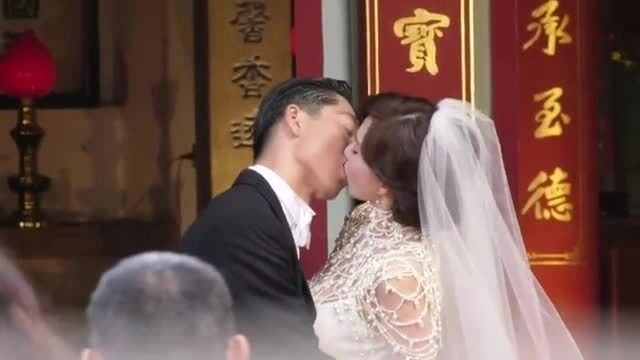 Lâm Chí Linh hôn chồng trong đám cưới