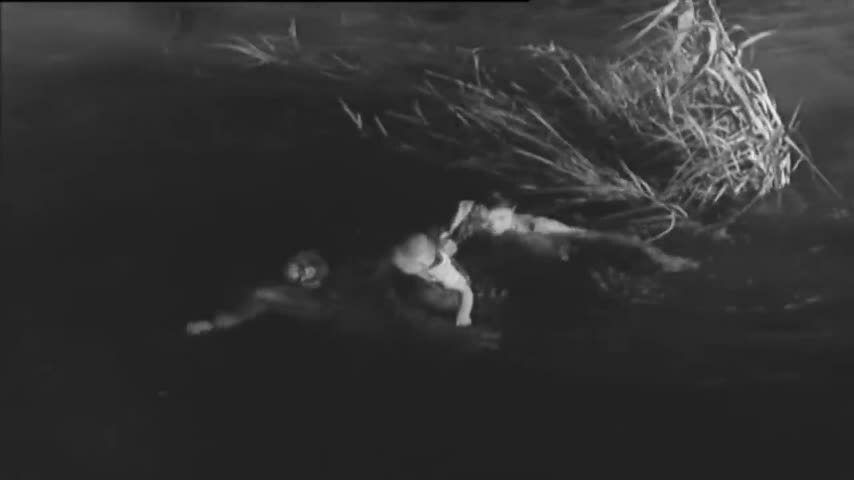 Cảnh đứa bé cột bao nylon trong 'Cánh đồng hoang'