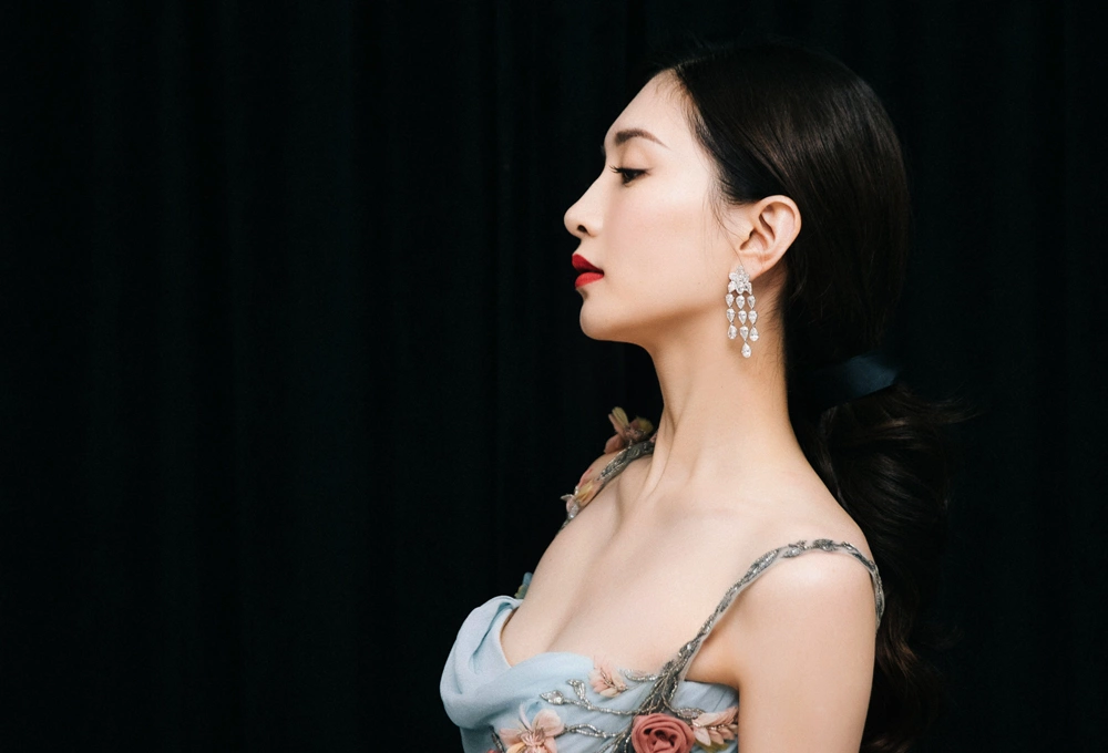 Giang Sơ Ảnh tạo dáng