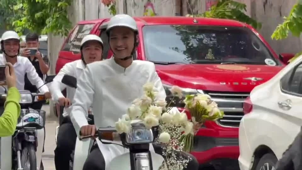 Mạc Văn Khoa chạy xe máy hỏi cưới vợ