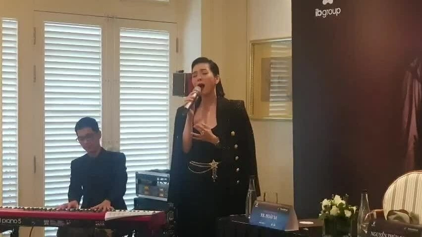 Lệ Quyên hát "Mùa đông sắp đến trong thành phố"