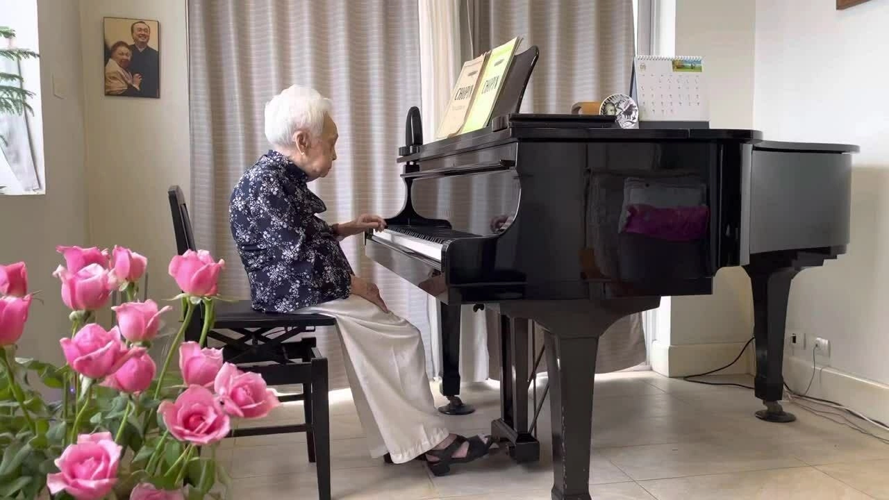 Nghệ sĩ Thái Thị Liên chơi đàn ở tuổi 104