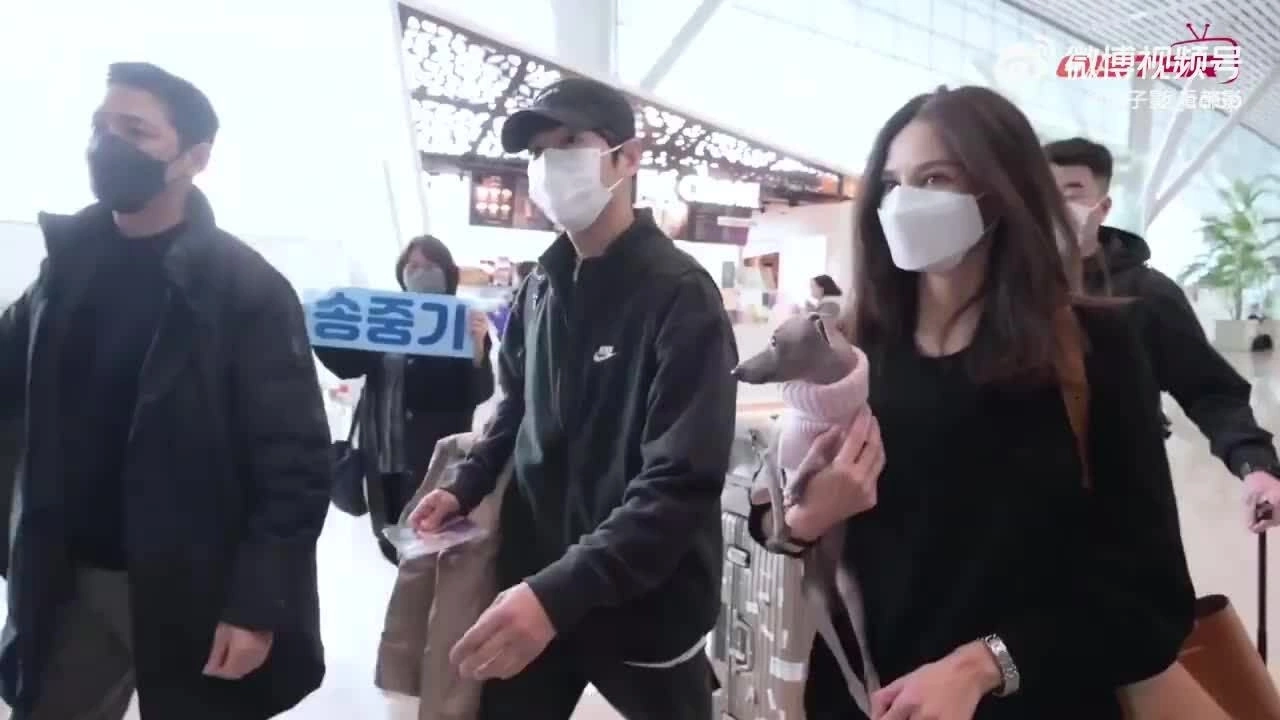 Song Joong Ki xuất hiện cùng vợ