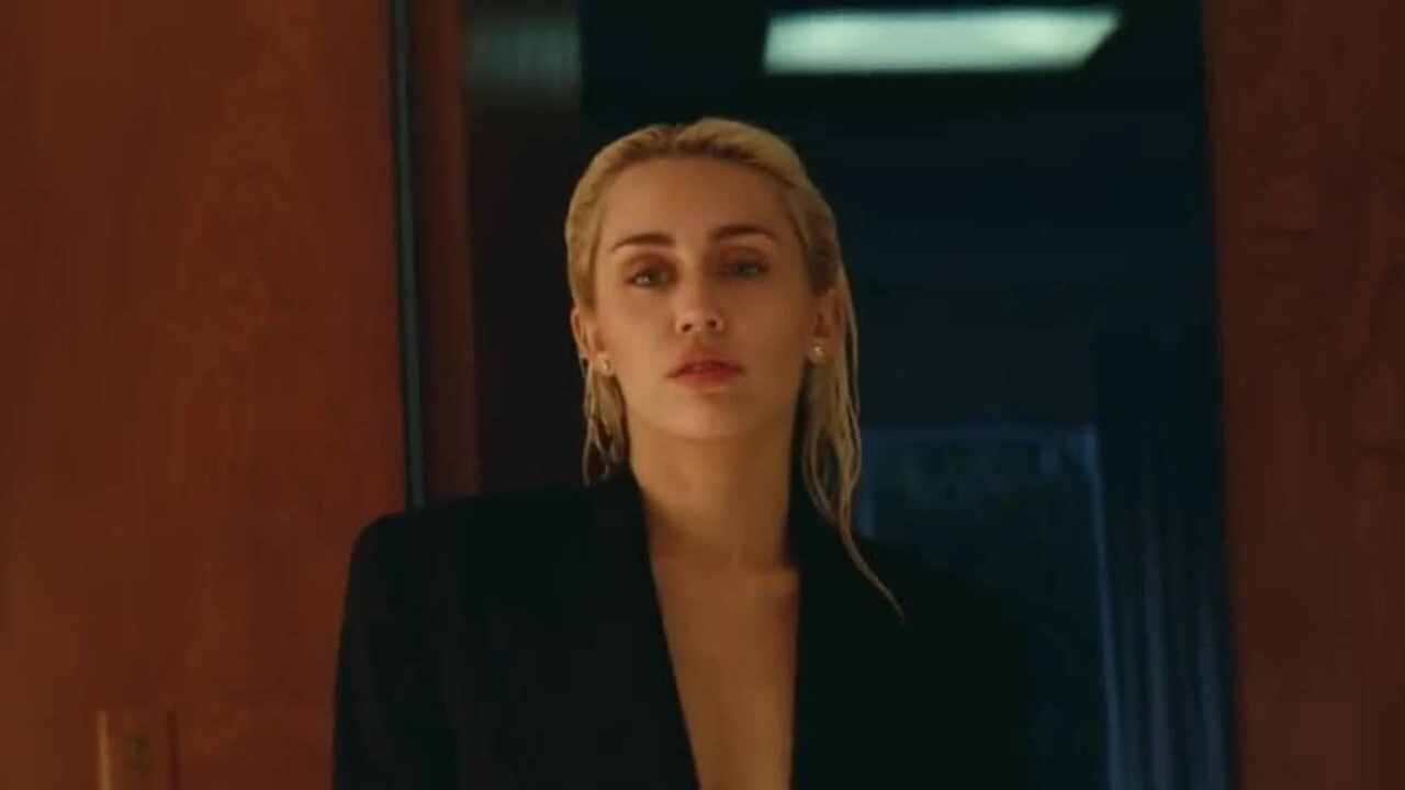 'Flowers' - thư gửi tình cũ của Miley Cyrus