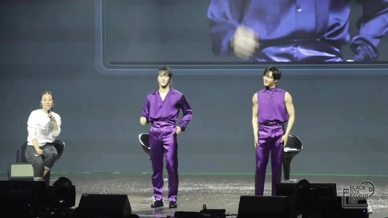 Hai thành viên Astro nhảy See Tình