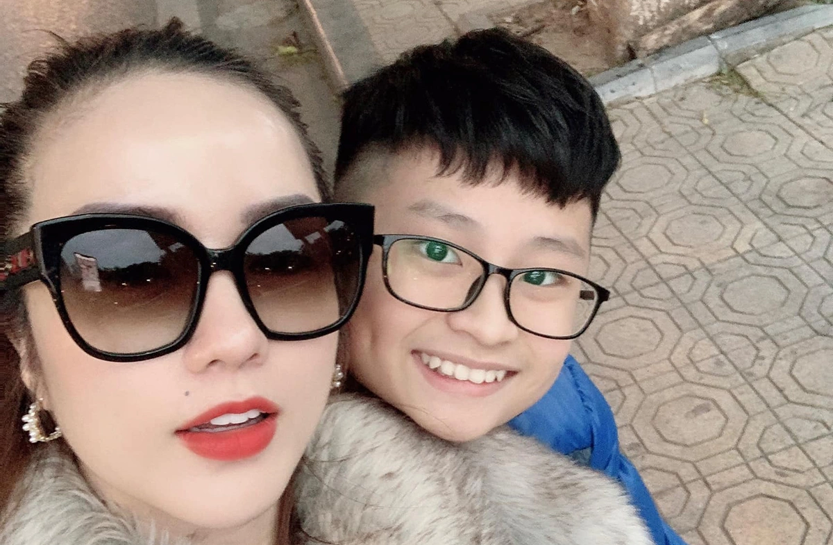 Triệu Hồng Ngọc bên con trai lúc nhỏ.