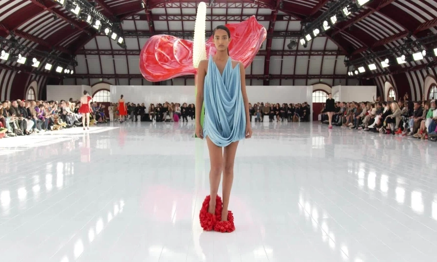 Váy siêu thực của Emma Watson khiến fan tò mò - VnExpress Giải trí