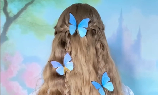 Cô gái Nga làm 'tóc cổ tích'