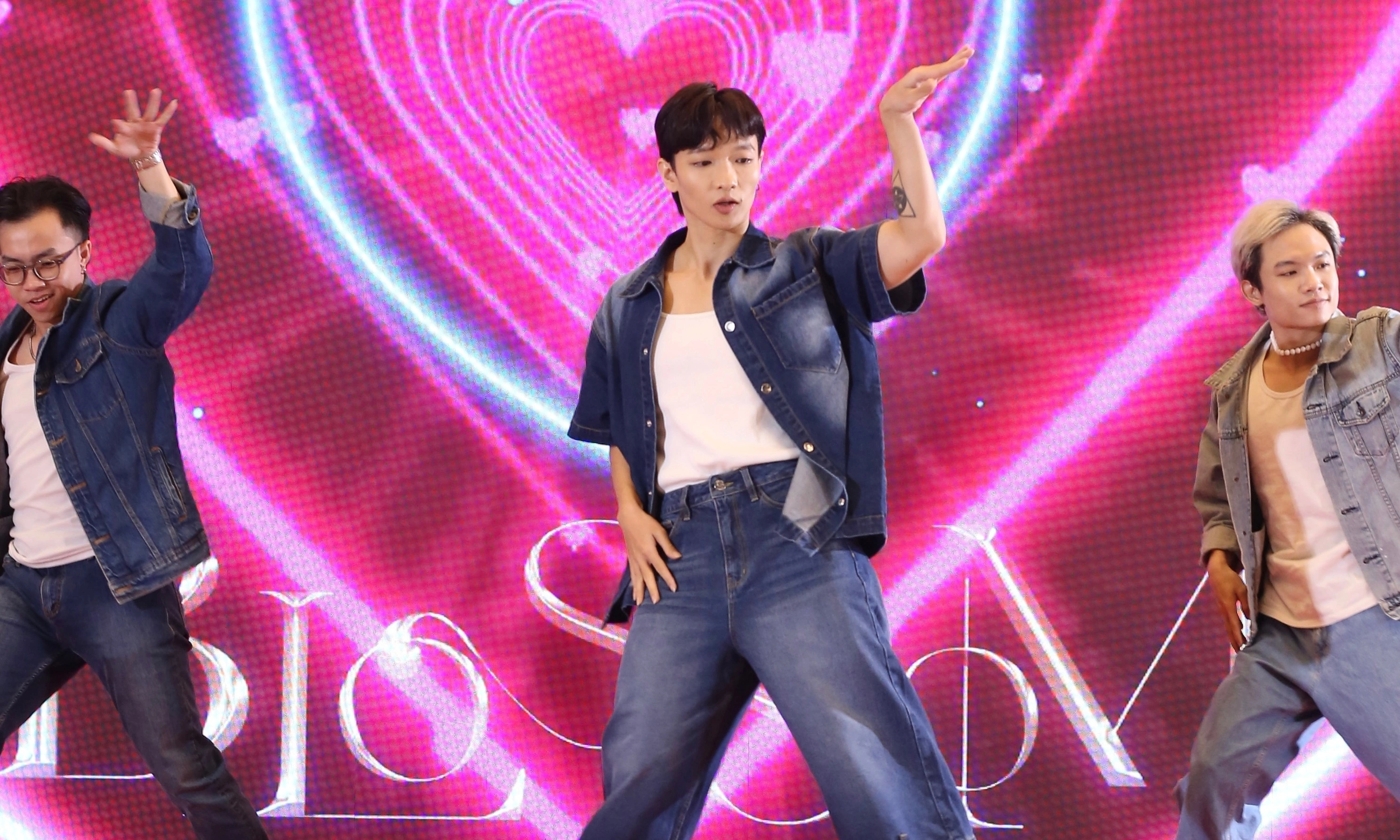 Hoàng Dũng công khai bạn gái giữa sự kiện