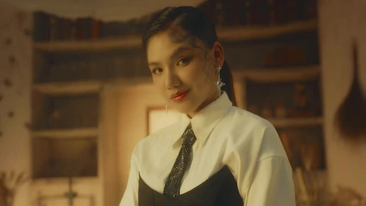 MV "Môi chạm môi" của Myra Trần