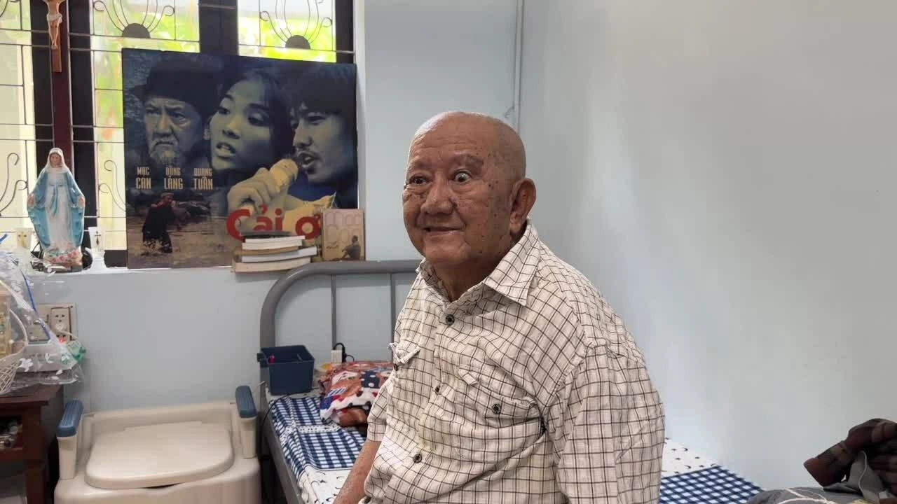 Nghệ sĩ gạo cội xúc động ngày vào trung tâm dưỡng lão