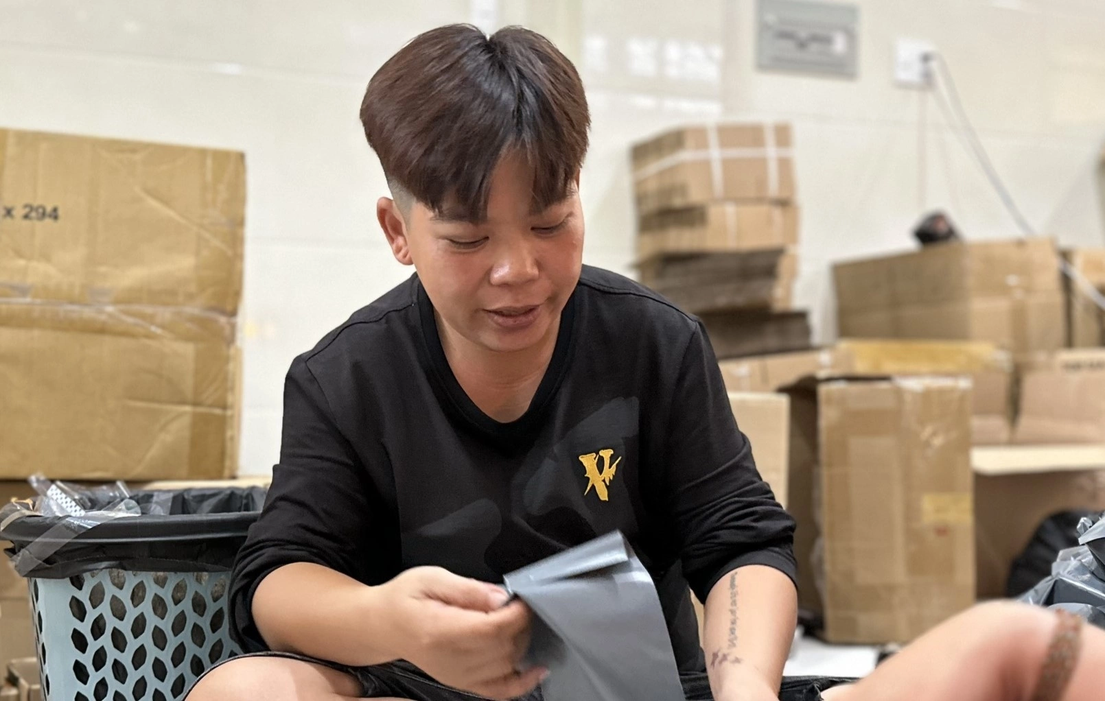 Diễn viên đóng Văn Châu 'Kính vạn hoa' đi làm