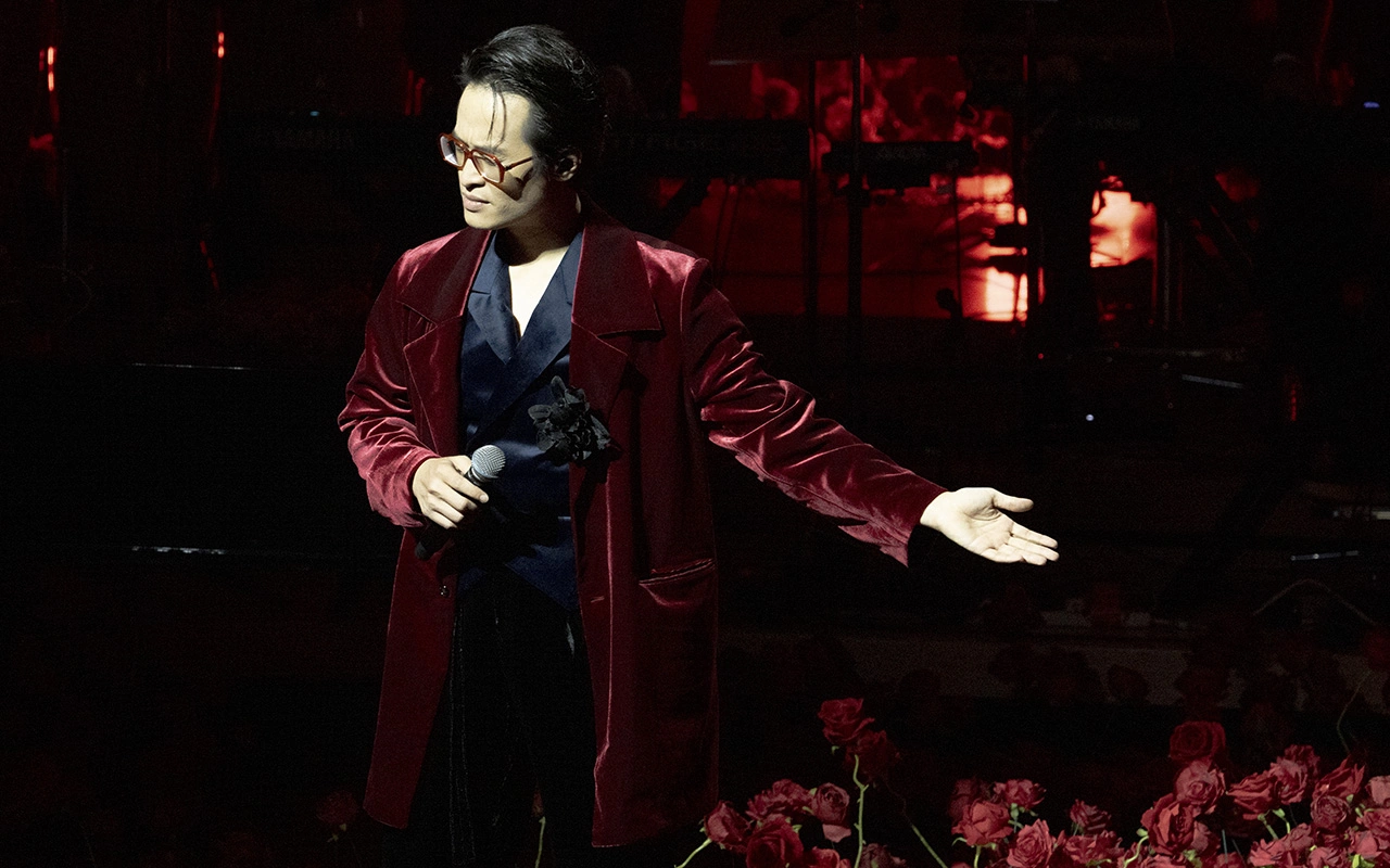 Hà Anh Tuấn hát "Hoa hồng"