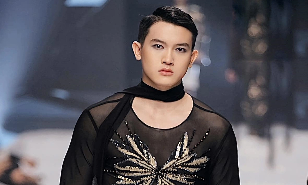 Ta Bi thể hiện kỹ năng catwalk