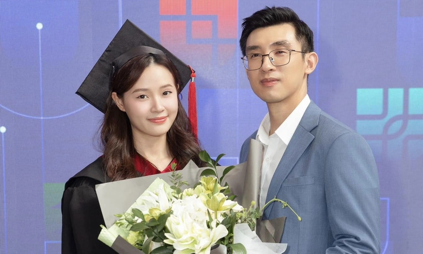 Midu trong ngày tốt nghiệp thạc sĩ